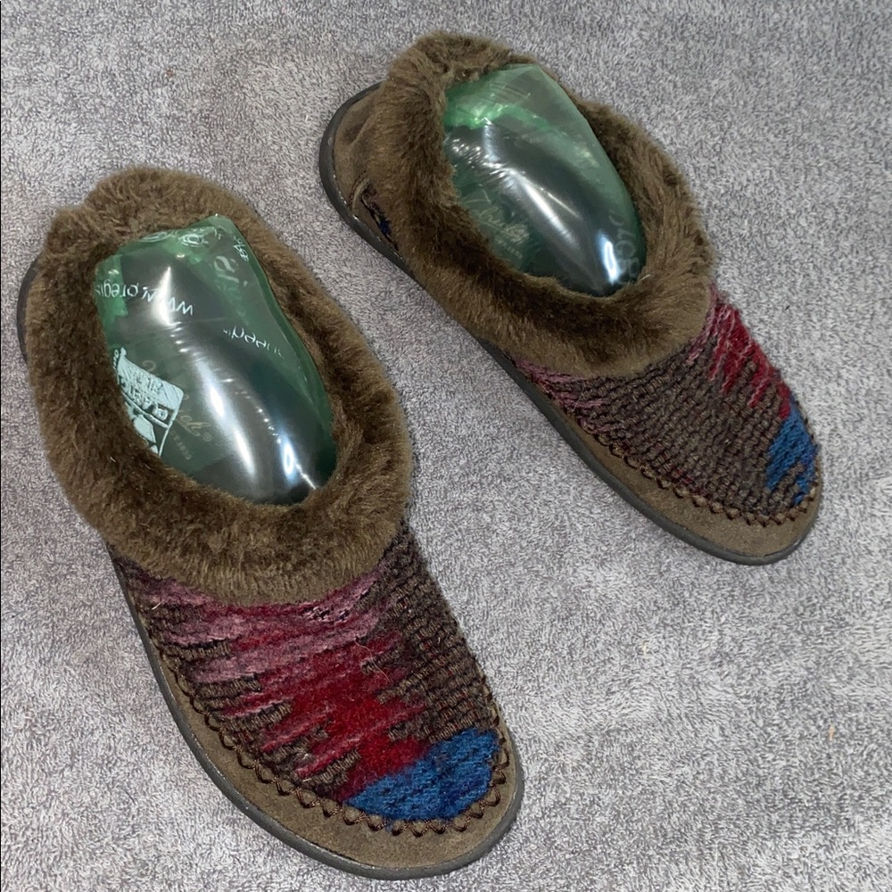Perfect Condition Comfortable House Slippers! - image 1